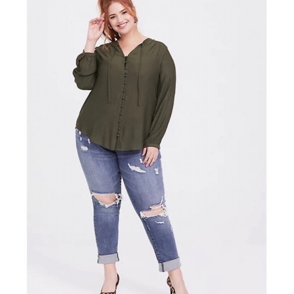 Tops - TORRID Olive Tie Neck Crepe Top in size 3